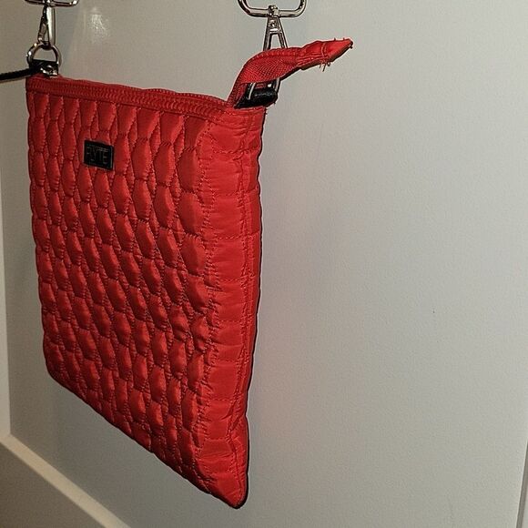 Flyte Nylon Quilted Messenger Crossbody Adjustable Strap Red Bag - Picture 6 of 10